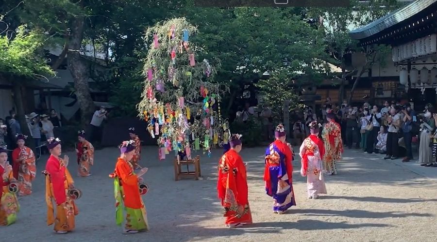 白峯神宮の式年祭で踊っている女性