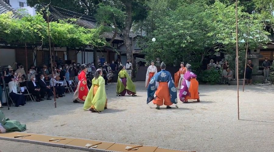 白峯神宮の祭祀で行われる蹴鞠の伝統芸