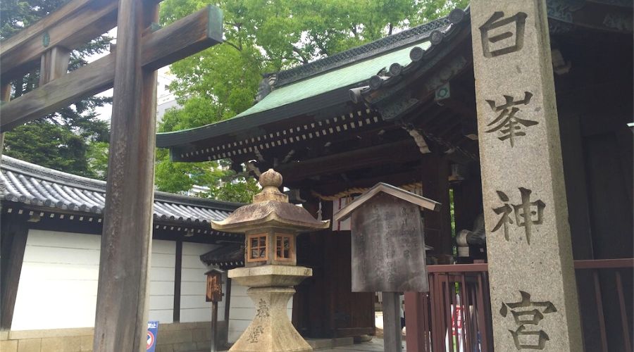 明治天皇によって建てられた白峯神宮