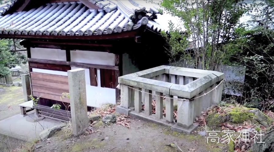 高家神社で崇徳上皇の棺を置いた石1